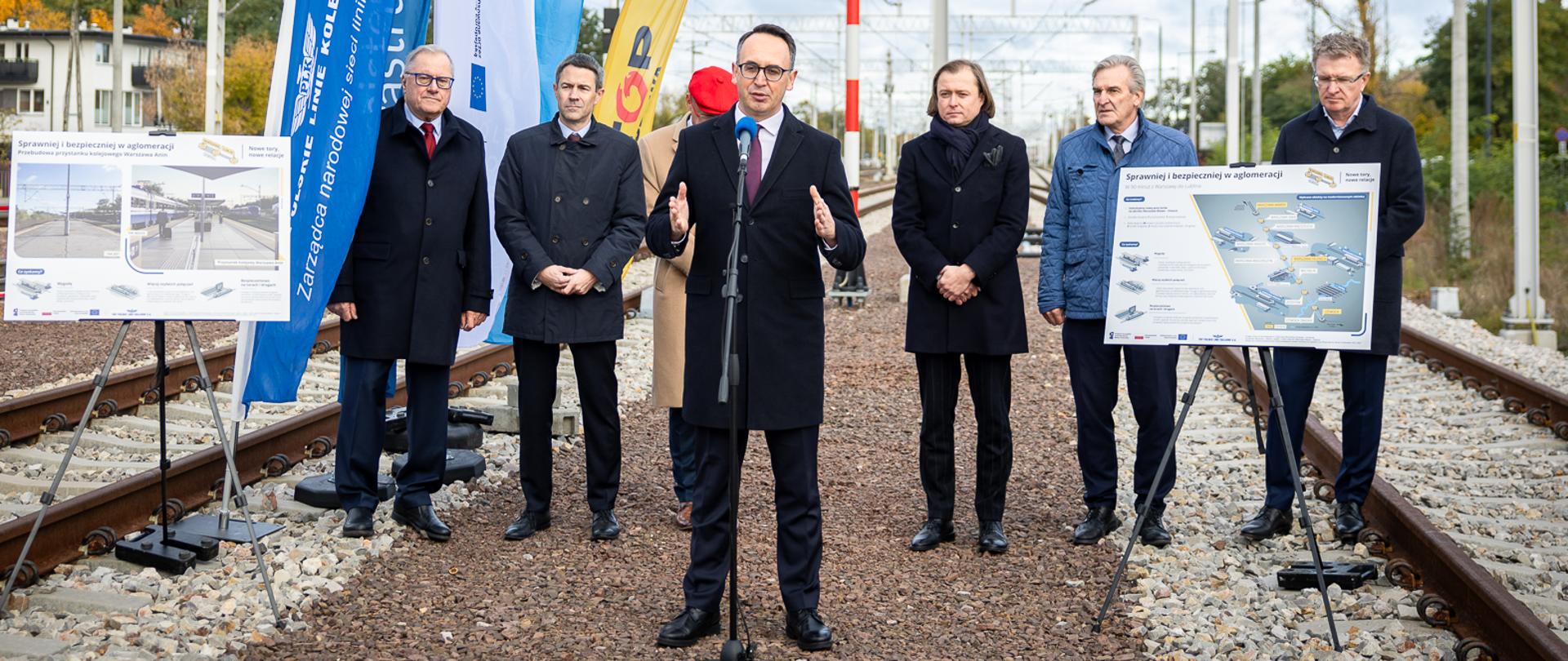 Briefing prasowy z udziałem ministra infrastruktury Dariusza Klimczaka w związku z podpisaniem umowy na modernizację odcinka linii kolejowej nr 7 Warszawa Wawer - Otwock