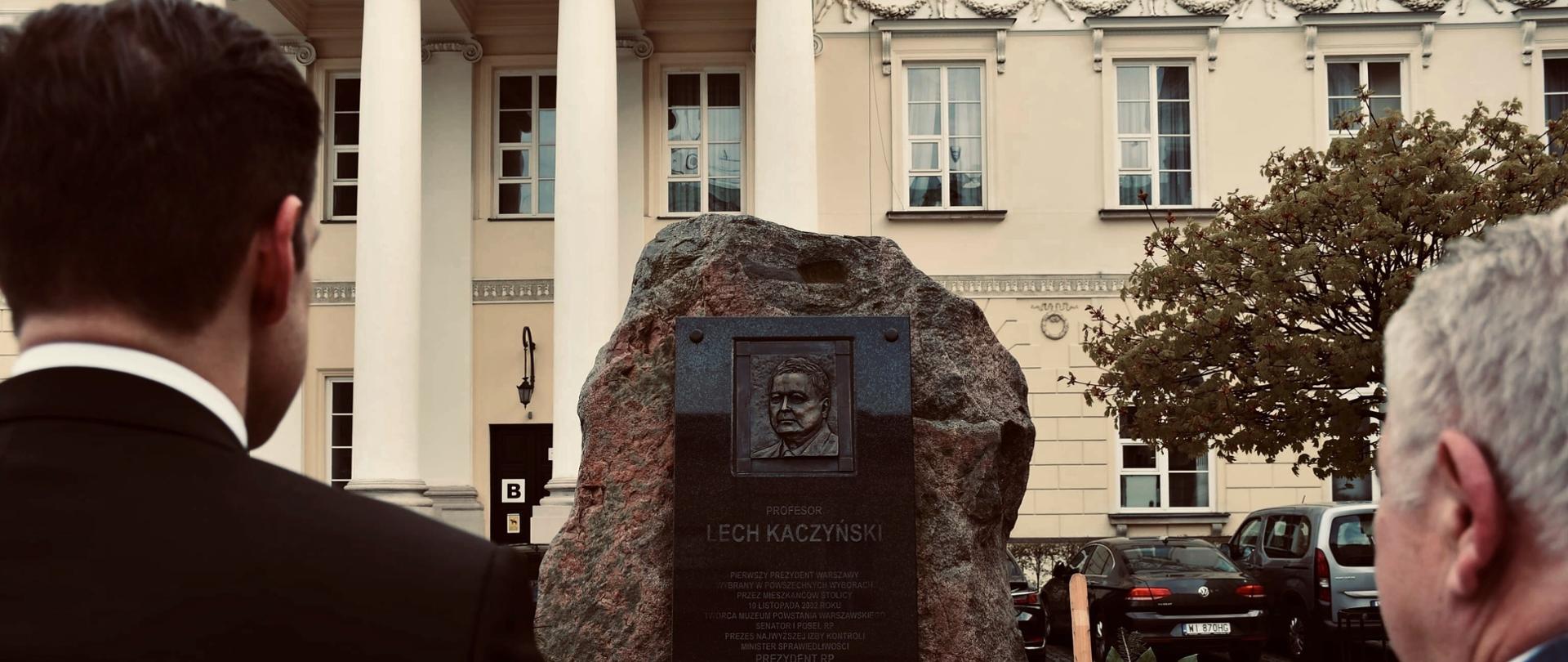 Wojewoda Mazowiecki Tobiasz Bocheński oraz Wicewojewoda Mazowiecki Sylwester Dąbrowski złożyli wieniec pod tablicą upamiętniającą śp. Lecha Kaczyńskiego