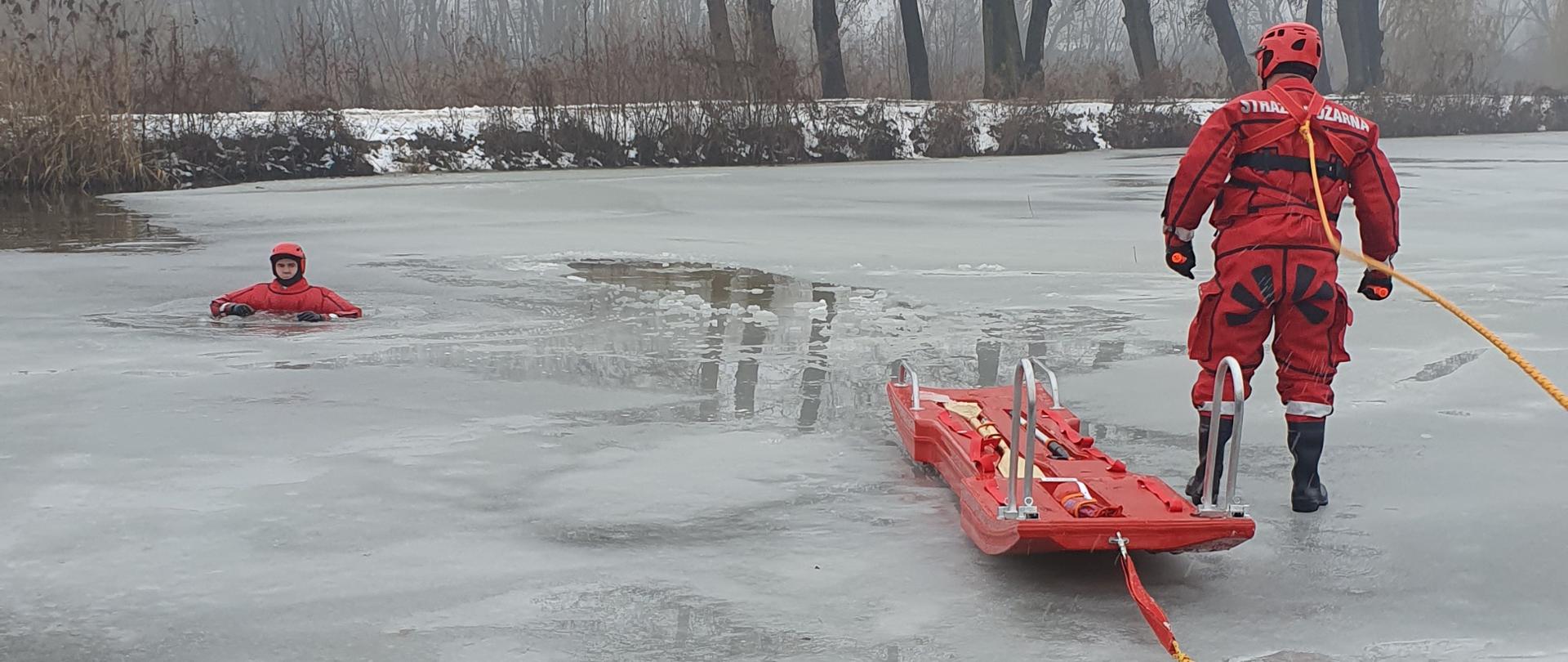 Funkcjonariusze ćwiczący ratownictwo wodno-lodowe.