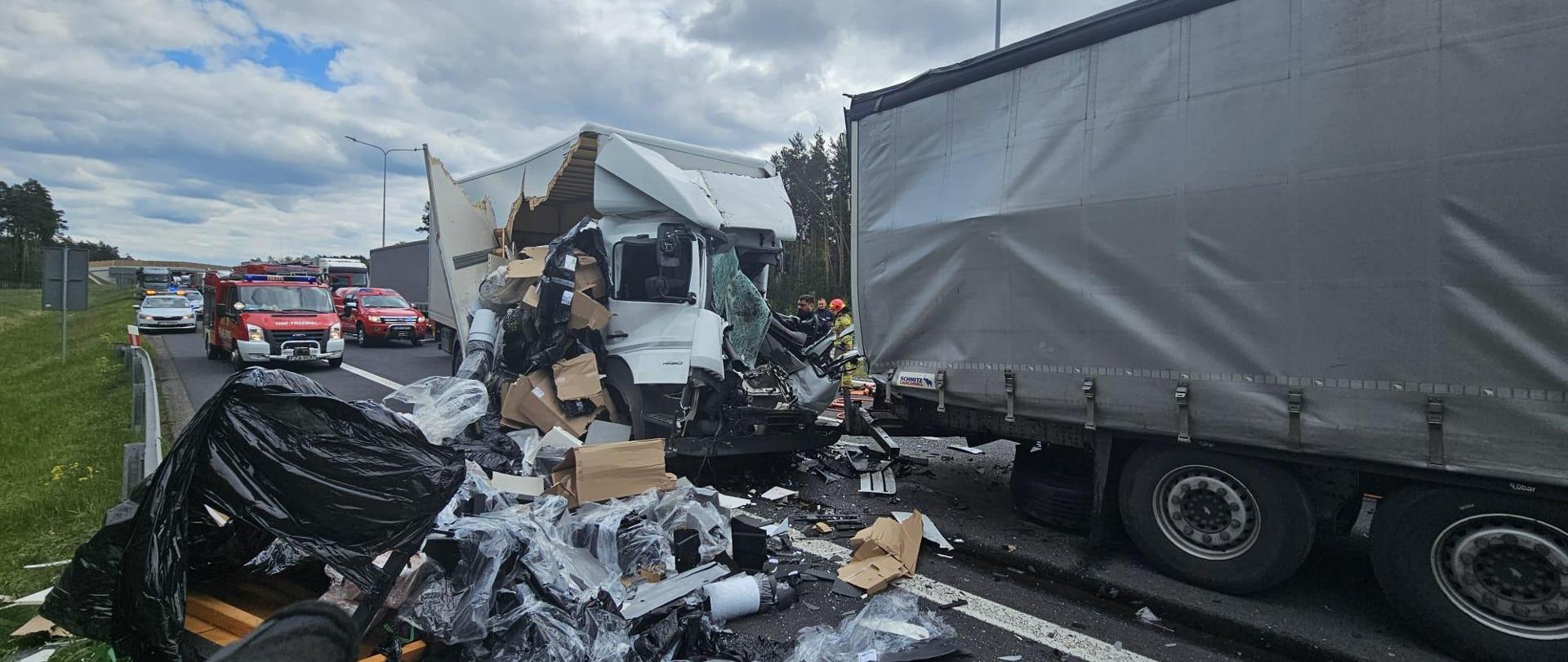 Widok na samochody ciężarowe na A18