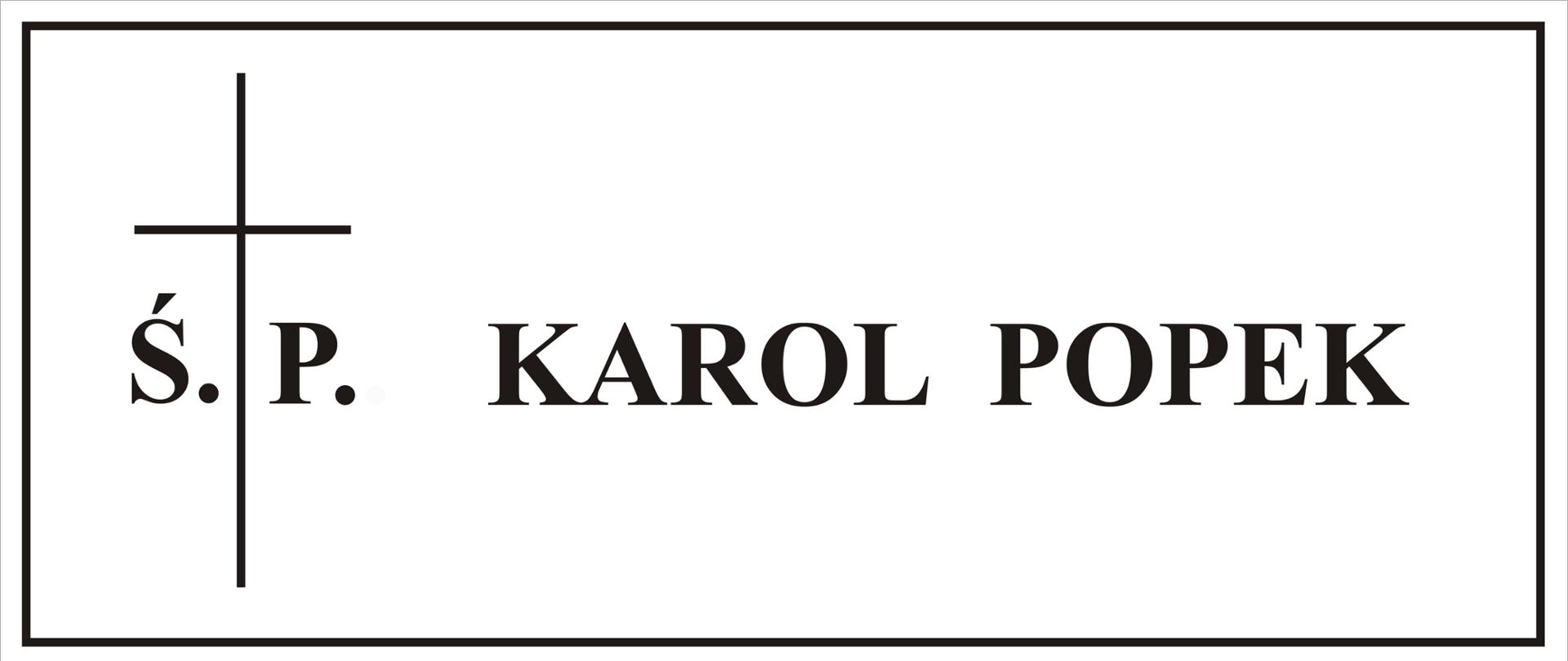 Na grafice przedstawiony jest po lewej stronie czarny krzyż z wkomponowanymi po obu jego stronach pionowej części skrótów liter: Ś - świętej i P. - pamięci. Po prawej stronie znajduje się napis - imię i nazwisko zmarłego: Karol Popek. Krzyż i napis są w kolorze czarnym. Tło grafiki jest białe. Całość zamknięte jest czarną ramką.