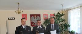 Komendant PSP w Kole, Wójt Gminy Babiak oraz Prezes OSP Brdów trzymając porozumienie.