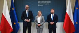 Wiceminister klimatu i środowiska Adam Guibourgé-Czetwertyński, zastępca Głównego Inspektora Ochrony Środowiska Magdalena Gosk i wiceminister klimatu i środowiska Jacek Ozdoba przed wysłuchaniem w Brukseli