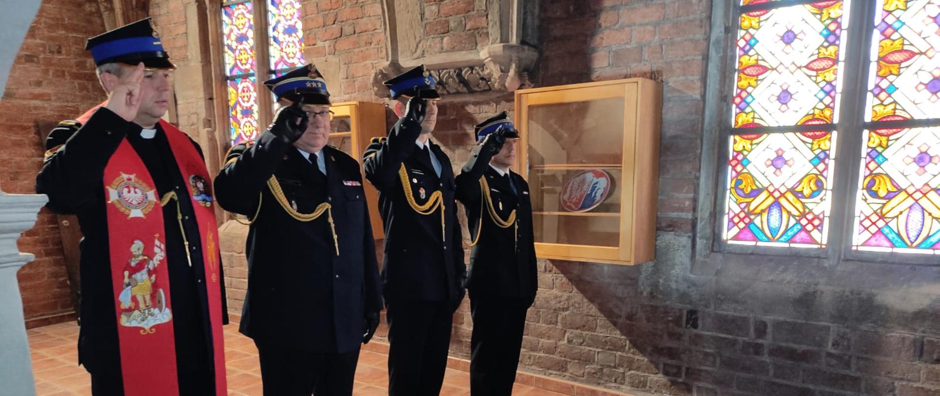 Strażacy składają wieniec