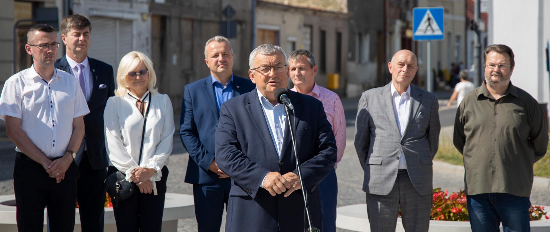 
Grupa ludzi stojąca na rynku
