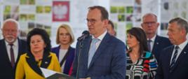 Wiceminister Edward Siarka na wernisażu wystawy „Od stu lat służymy lasom i ludziom”