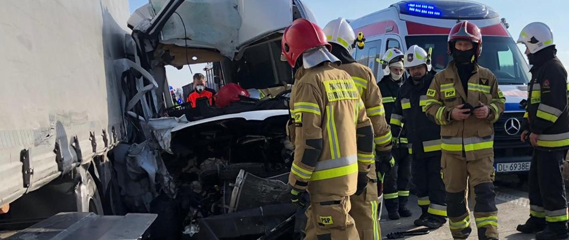 Na autostradzie A-4 stoją rozbity samochód i karetka, obok strażacy
