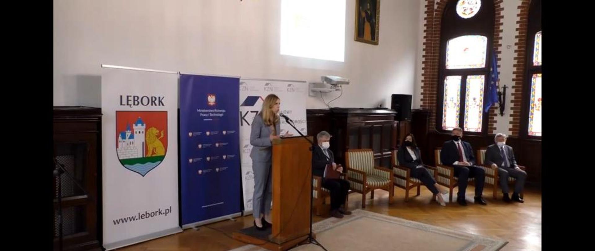 Wiceminister Anna Kornecka na uroczystości podpisania umowy z KZN w Lęborku.