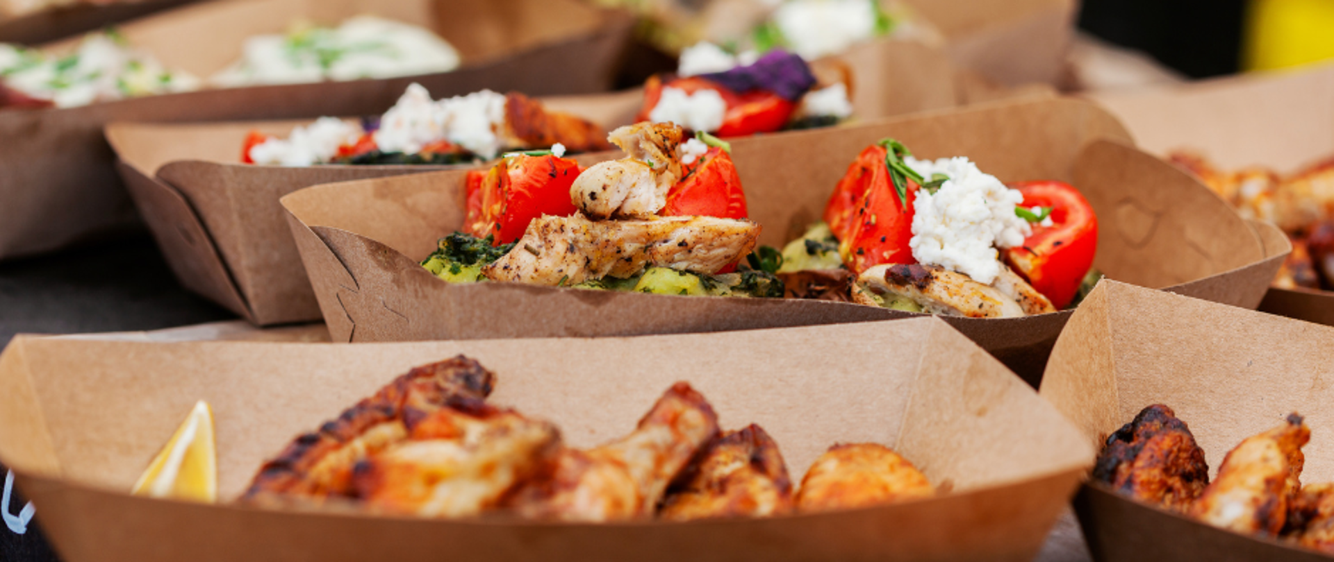 Żywność na papierowych tackach