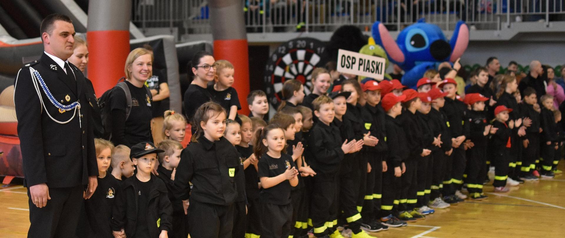 Na zdjęciu zawodnicy Dziecięcych Drużyn Pożarniczych podczas pierwszych halowych indywidualnych zawodów sportowo-pożarniczych Dziecięcych Drużyn Pożarniczych województwa łódzkiego.