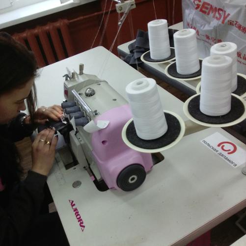 Kobieta szyjąca na maszynie