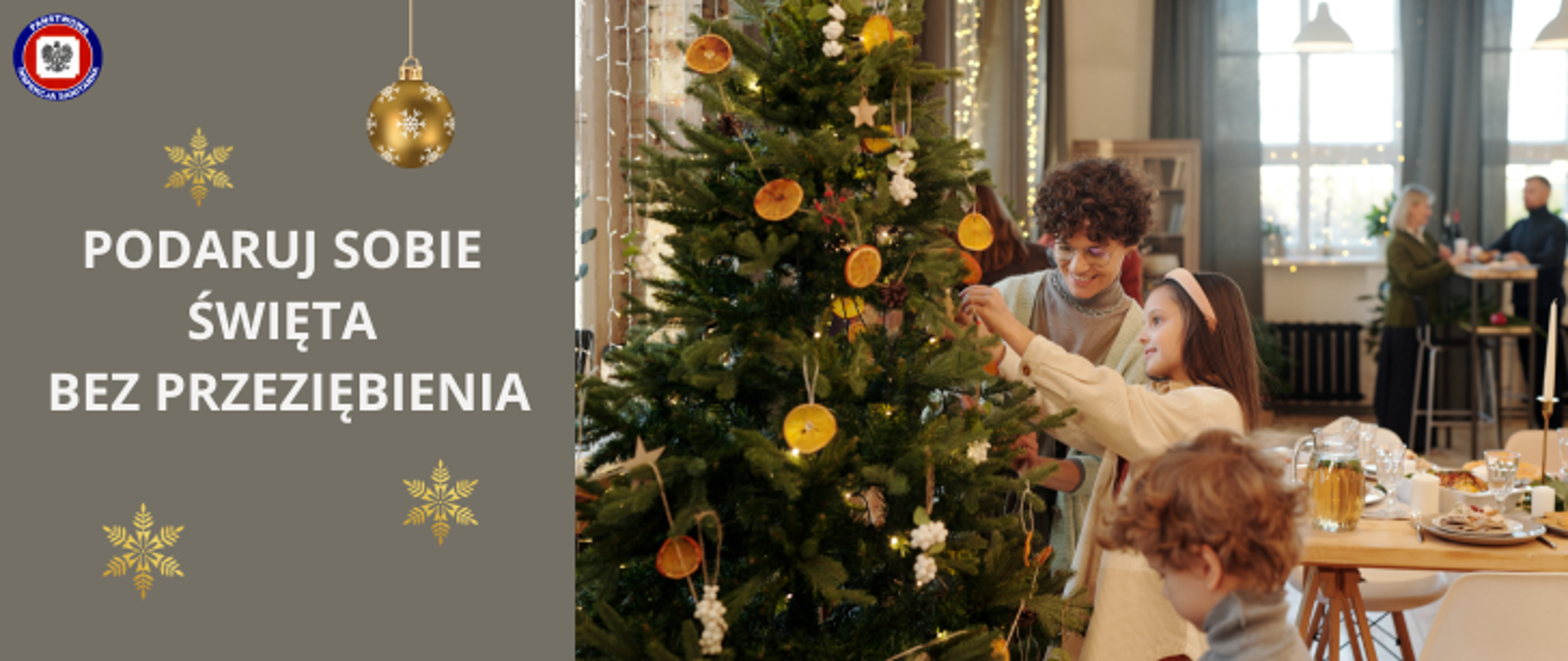 Po prawej rodzina podczas ubierania choinki, po lewej na szarym tle jasny napis Podaruj sobie święta bez przeziębienia, wokół złote gwiazdki u góry bombka, w lewym górnym rogu logo Państwowej Inspekcji Sanitarnej.