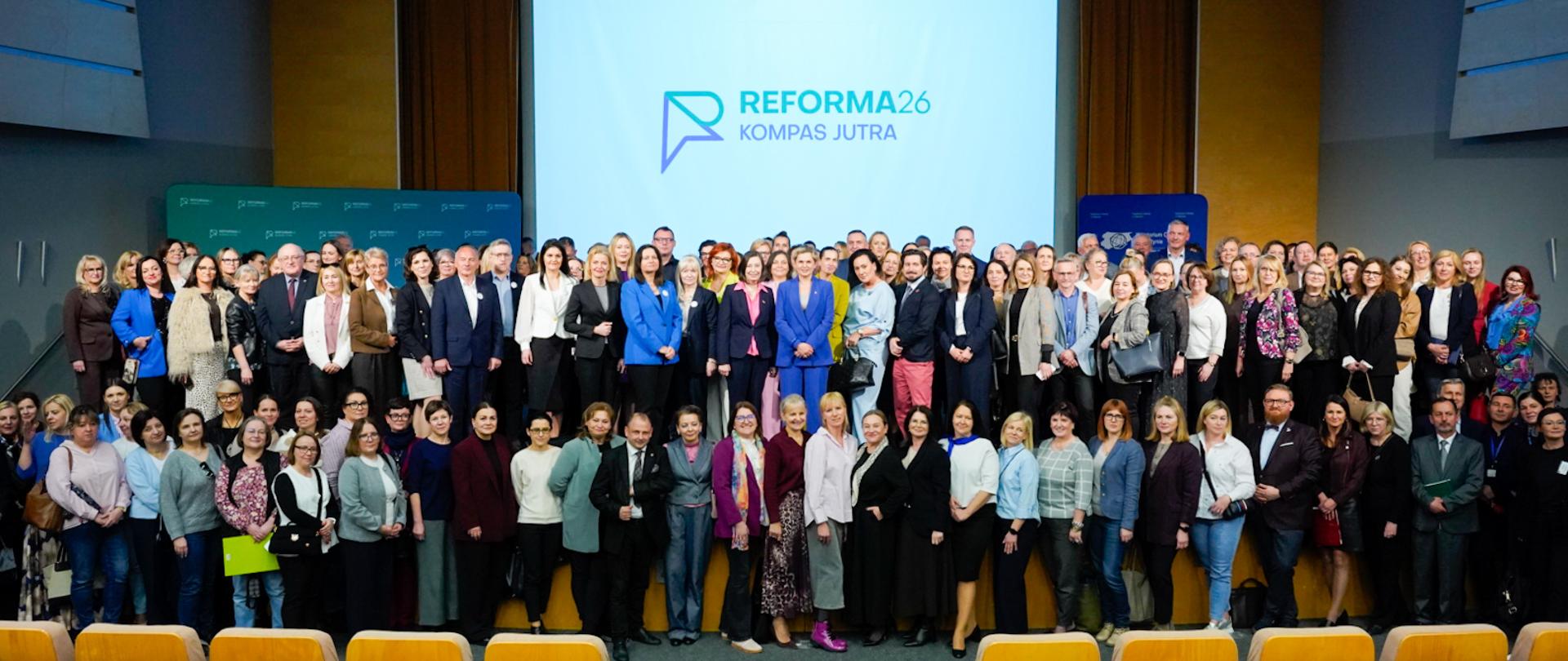 Na zdjęciu Minister Edukacji z wszystkimi uczestnikami spotkania "Kierunek: Kompas Jutra" w Olsztynie.