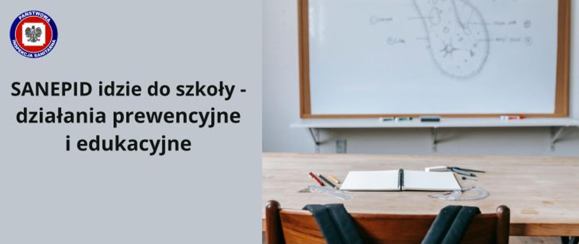 Grafika w szarej tonacji, po jej lewej stronie ciemny napis Sanepid idzie o szkoły - działania prewencyjne i edukacyjne, w górnym lewym rogu logo Państwowej Inspekcji Sanitarnej. Po prawej pusta sala lekcyjna, puste drewniane krzesło z powieszonym na oparciu plecakiem, na drewnianej ławce otwarty zeszyt wokół którego leżą rozrzucone przybory szkolne. Na wprost ławki wisi biała tablica na której narysowano budowę pantofelka. 