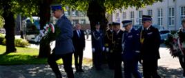 Służby podległe Ministerstwu Spraw Wewnętrznych i Administracji składają wieniec pod pomnikiem Polskiego Państwa Podziemnego.