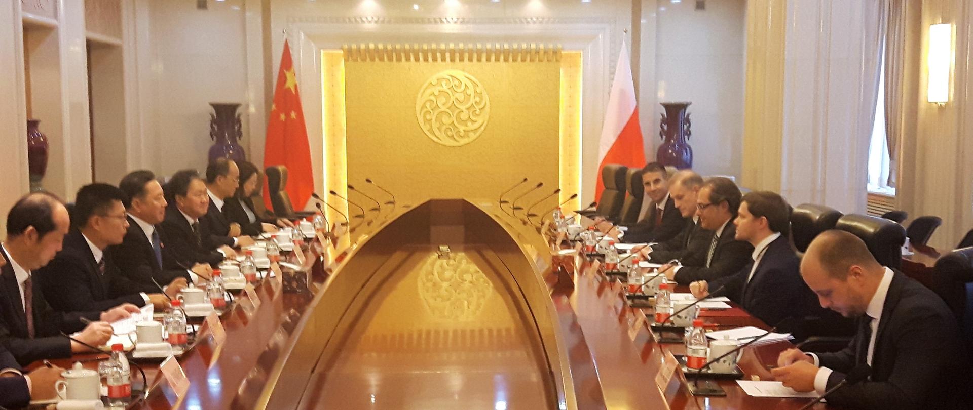 Widok na uczestników spotkania siedzących przy stole