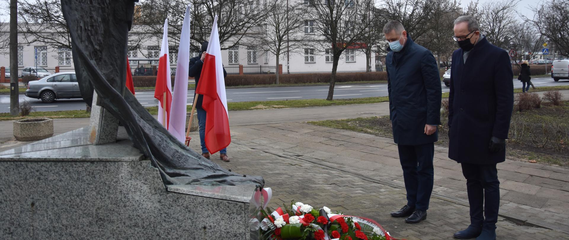 Wicewojewoda Artur Standowicz złożył kwiaty pod Pomnikiem Żołnierzy Zrzeszenia Wolność i Niezawisłość – „Żołnierze Wyklęci” w Radomiu (Uroczystości Narodowego Dnia Pamięci Żołnierzy Wyklętych)