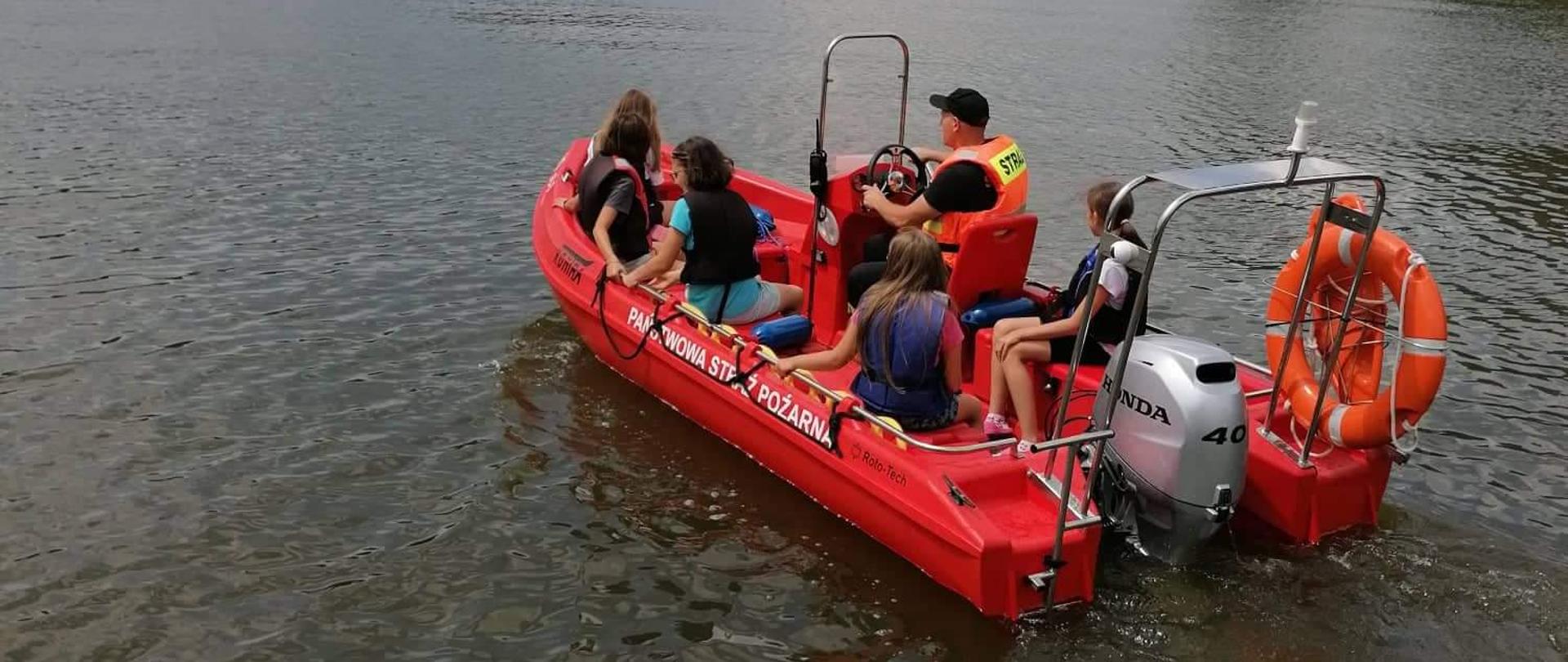 Na zdjęciu strażacy podczas pokazów sprzętu ratowniczego dla uczestników obozu harcerskiego