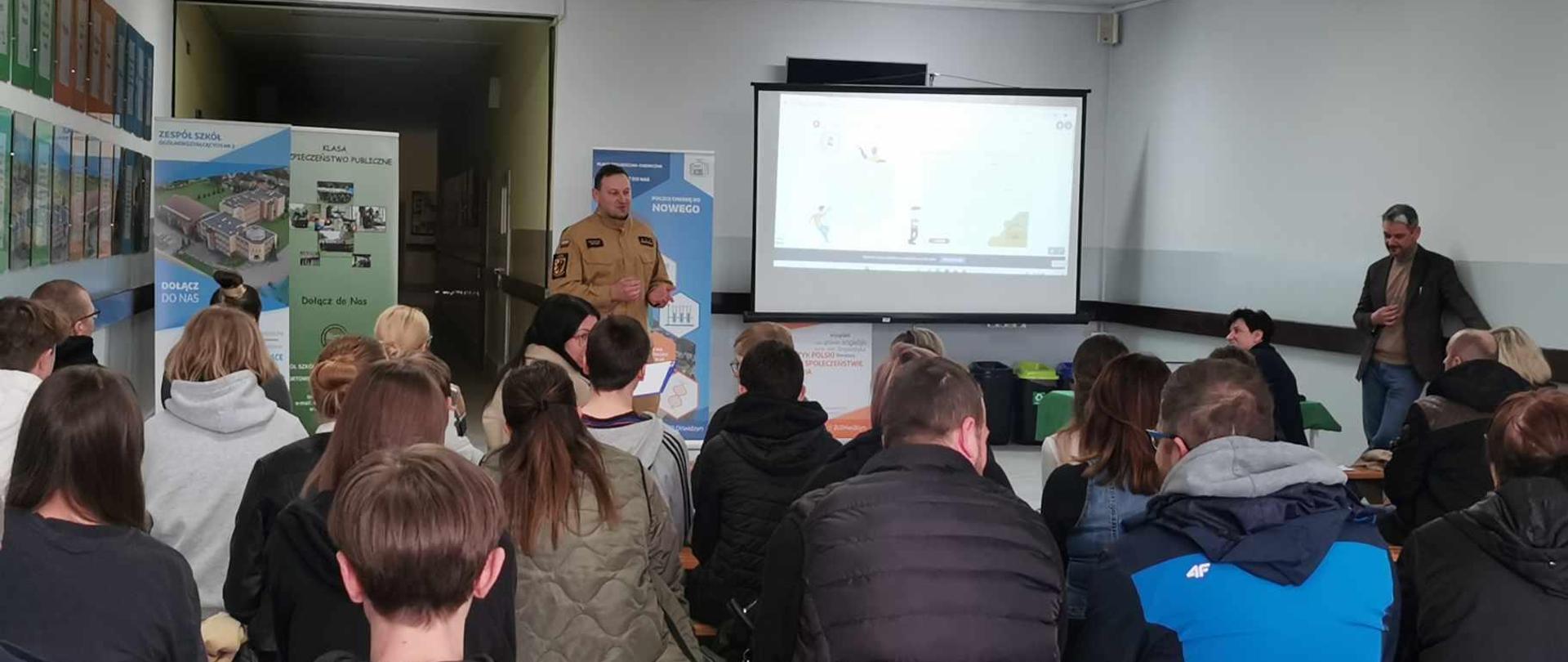 kpt. Krzysztof Skoczek prowadzi prelekcję