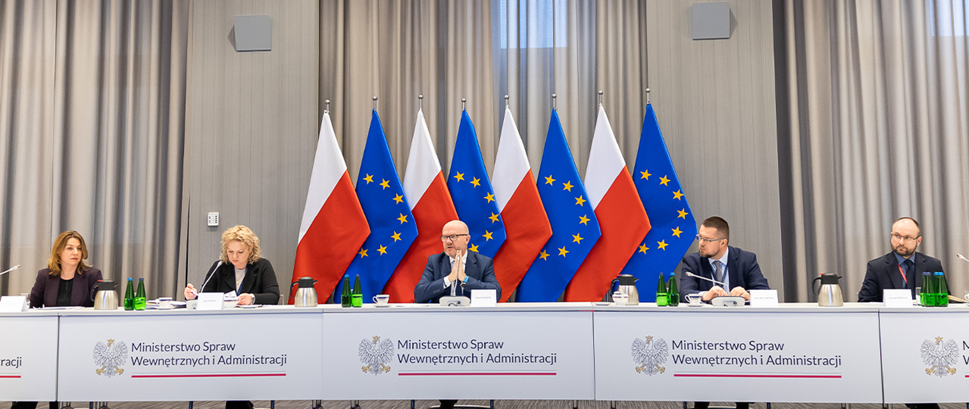 Na zdjęciu uczestnicy przy stole prezydialnym podczas posiedzenia Międzyresortowego Zespołu ds. Migracji.