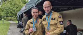 st. ogn. Mariusz Bielawski oraz st. sekc. Anna Marszałek z pamiątkowymi medalami po ukończeniu Ćwierćmaratonu Komandosa w Słupsku