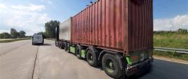 Stonoga” przewoziła 52 t złomu stalowego z terenu województwa świętokrzyskiego do Gdańska. W trakcie zatrzymania poruszała się z podniesioną jedną osią (IV). 