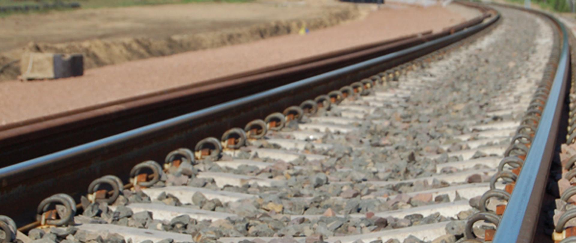 Zdjęcie przedstawiające tory kolejowe