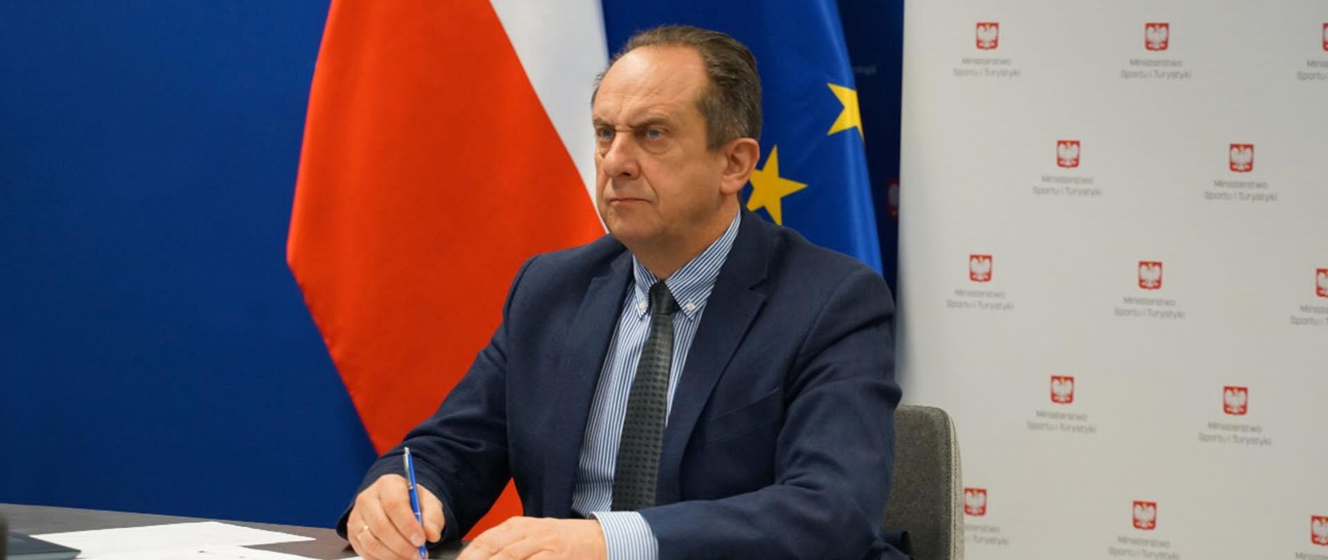 Wiceminister Andrzej Gut-Mostowy w trakcie konferencji „Rynek pracy w sektorze turystyki po pandemii”