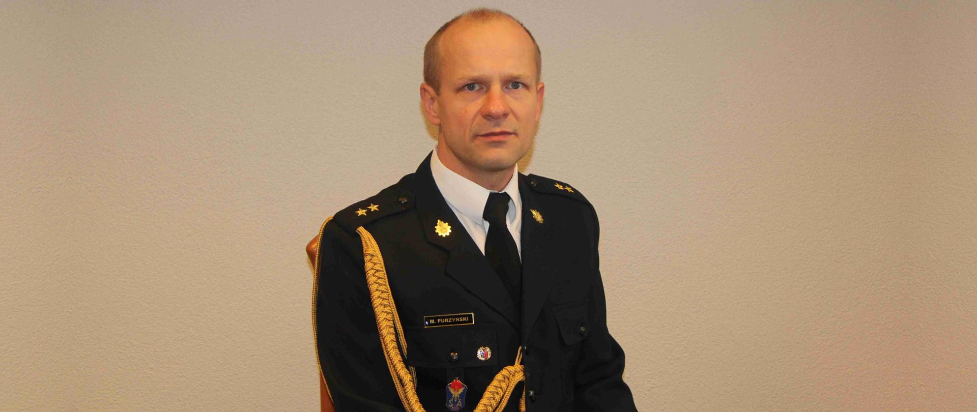 Zdjęcie przedstawia oficera prasowego Komendanta Powiatowego Państwowej Straży Pożarnej w Oleśnicy.