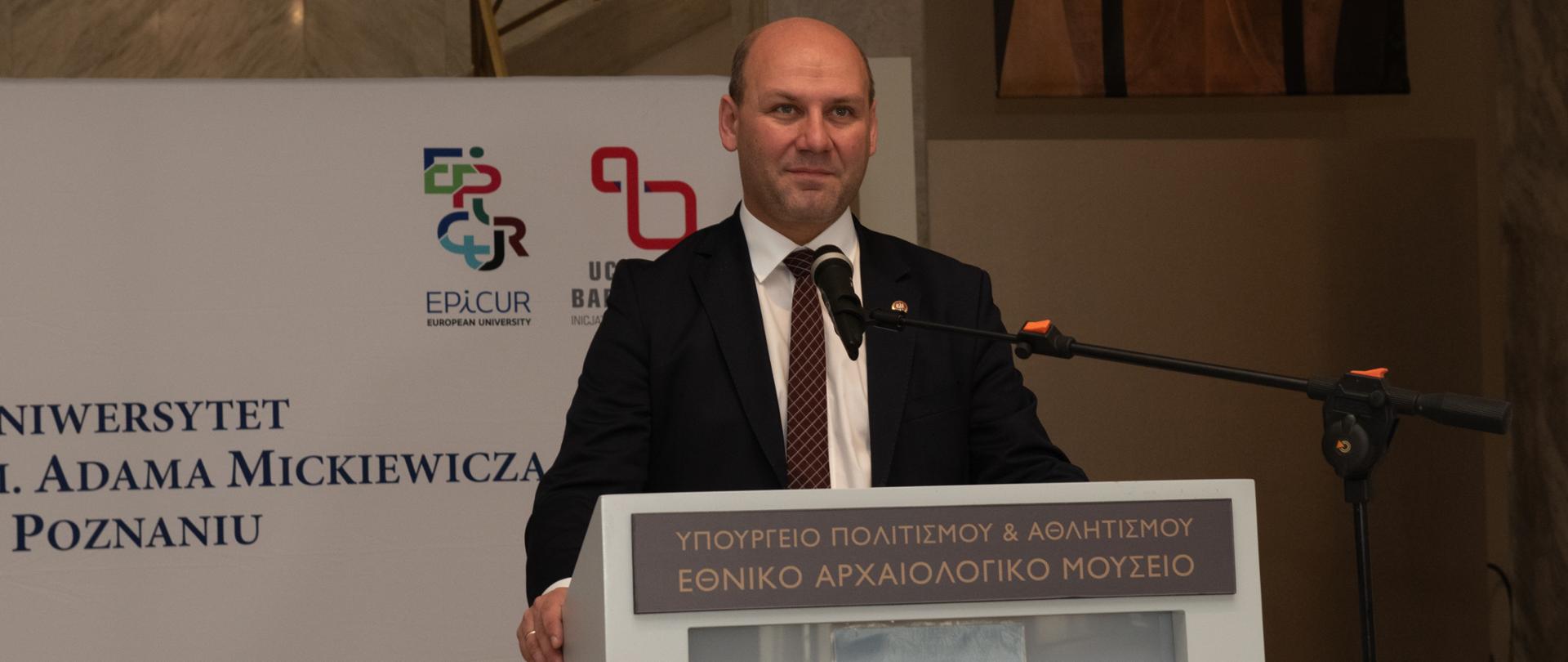 wiceminister Szynkowski vel Sęk podczas uroczystego otwarcie PIAA w siedzibie Państwowego Muzeum Archeologicznego w Atenach