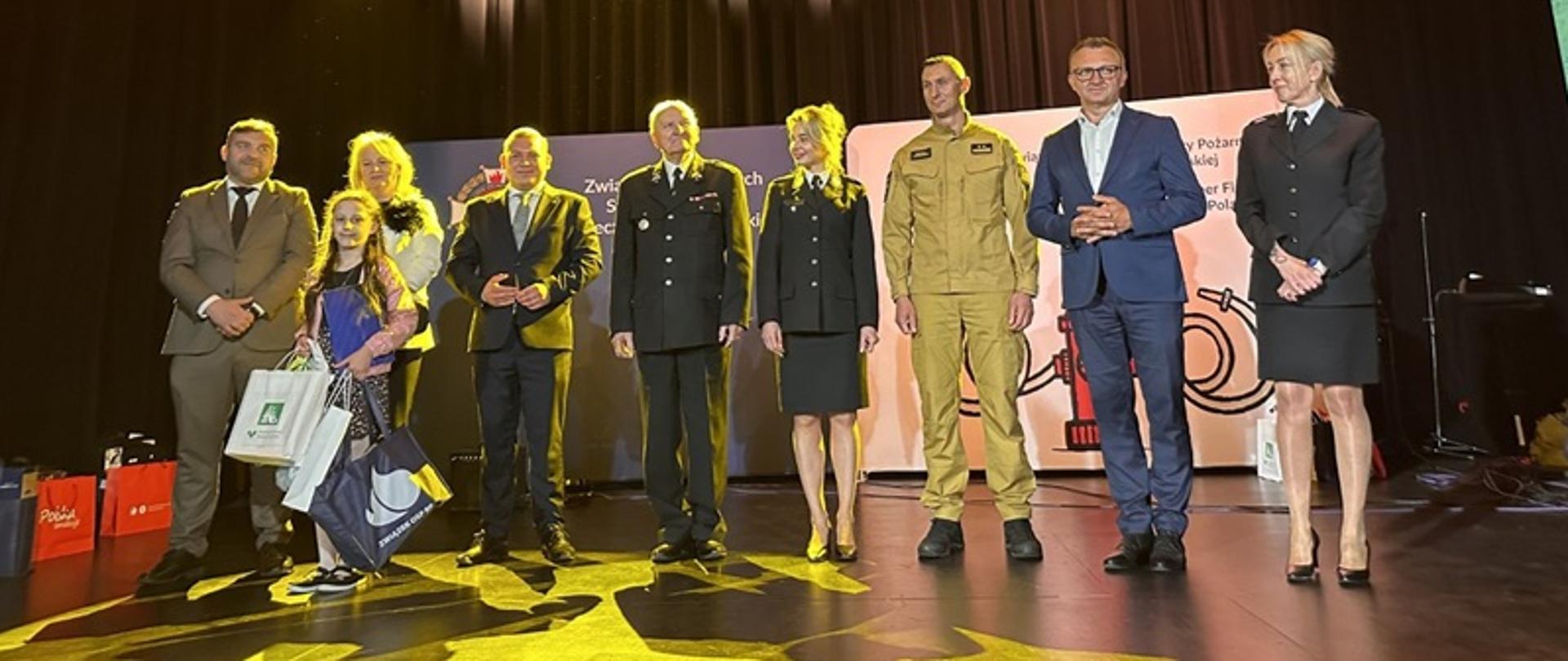 Wręczenie nagród na scenie