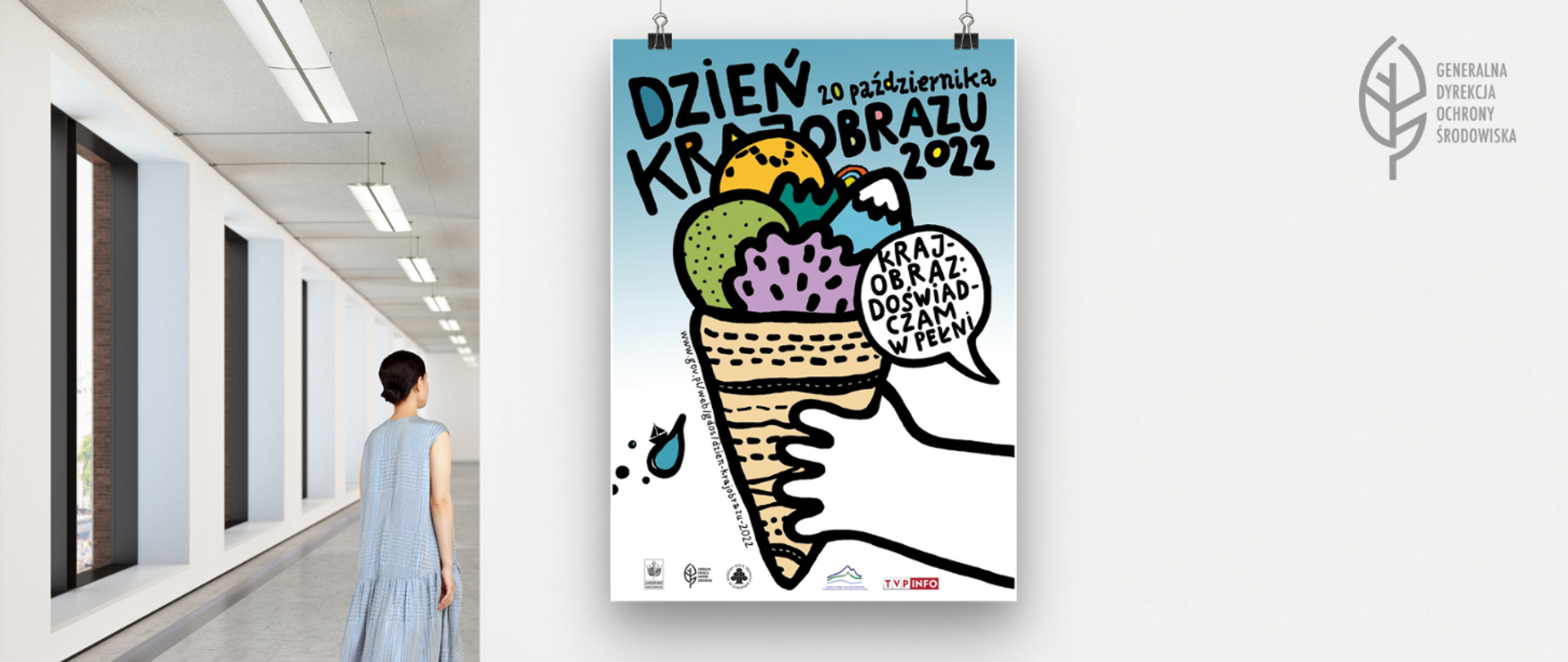 kobieta ogląda plakat dnia krajobrazu