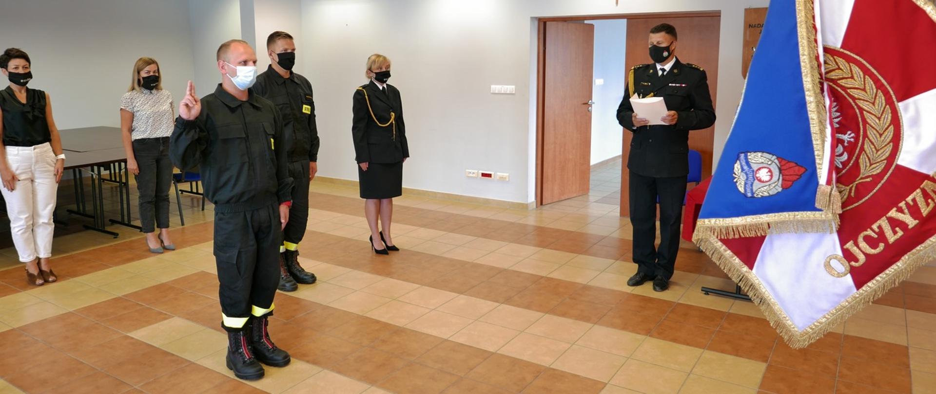 Uroczyste ślubowanie nowo przyjętego strażaka