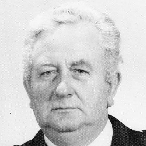 czarno-białe zdjęcie strażaka w mundurze w białej koszuli z krawatem
