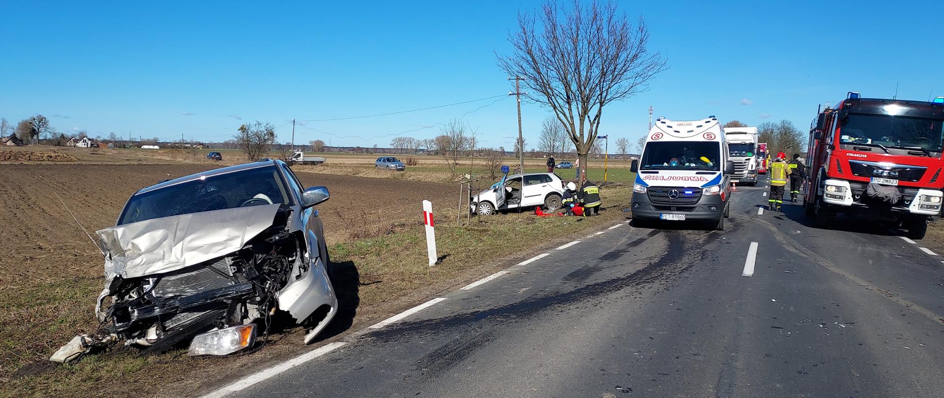 Strażacy pakują torbę medyczną po zdarzeniu 