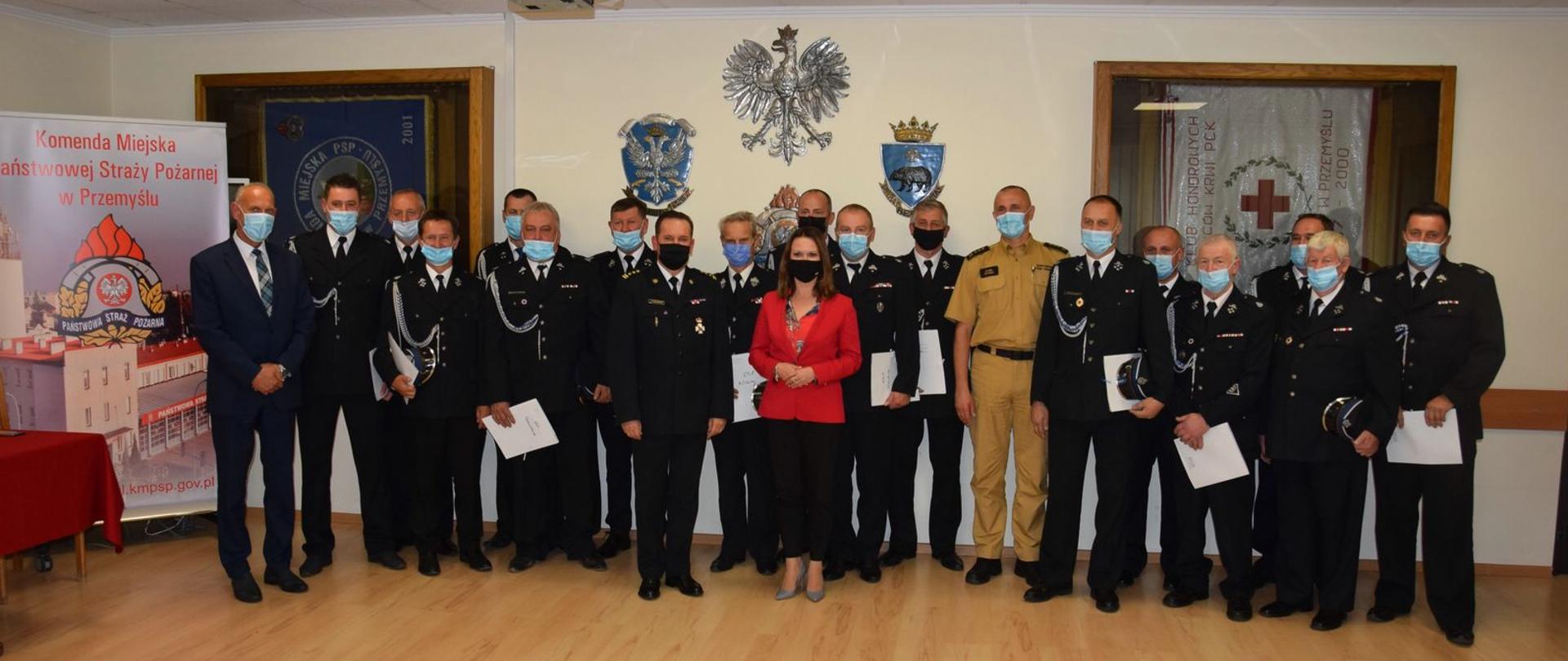Na zdjęciu: Pani Anna Schmidt Sekretarz Stanu w Ministerstwie Rodziny i Polityki Społecznej, poseł na sejm RP, st. bryg. Daniel Dryniak zastępca podkarpackiego komendanta wojewódzkiego PSP, Pan Adam Skiba Prezes Zarządu Wojewódzkiego Funduszu Ochrony Środowiska i Gospodarki Wodnej w Rzeszowie, st. bryg. Bogusław Szczurko komendant miejski PSP w Przemyślu oraz druhowie OSP podczas podpisywania umów na zakup sprzętu i wyposażenia dla OSP