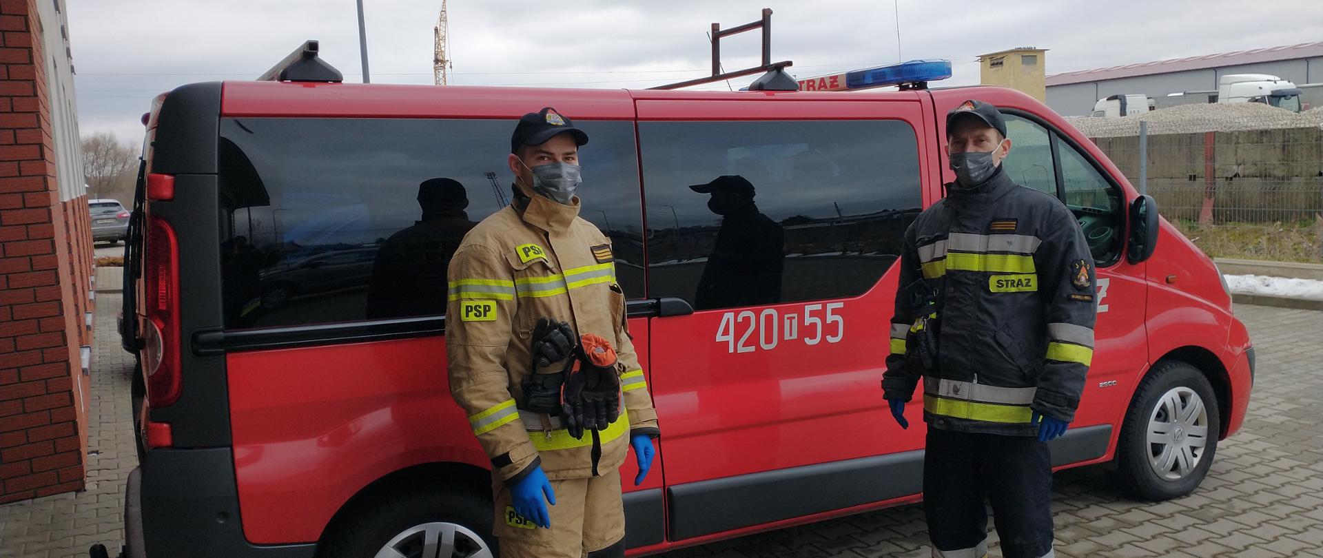 Zdjęcie przedstawia jeden z samochodów z jednostki ratowniczo – gaśniczej w Kazimierzy Wielkiej wytypowany do dowozu osób do wyznaczonych punktów szczepień.