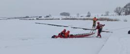 Ćwiczenia kazimierskich strażaków z zakresu ratownictwa lodowego na zbiorniku retencyjnym w Kazimierzy Wielkiej