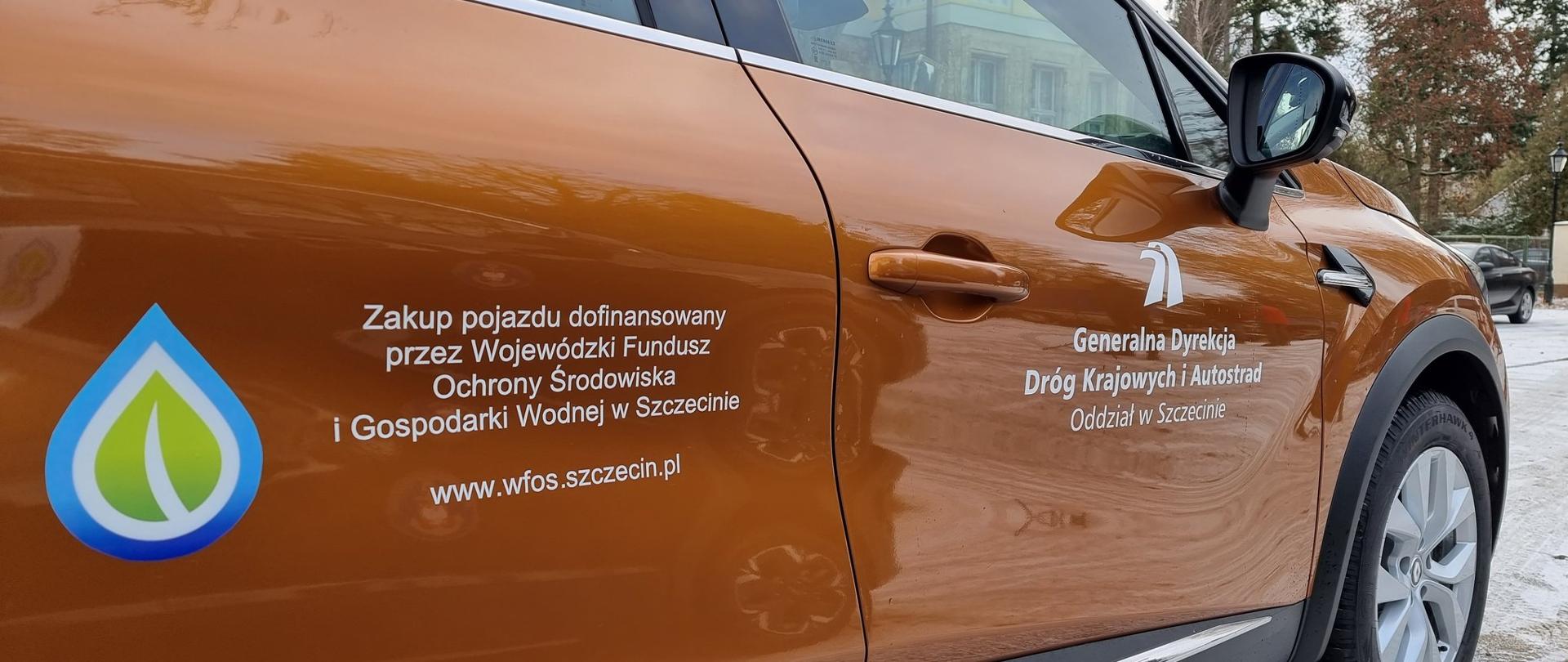 Zdjęcie boku samochodu z logotypami