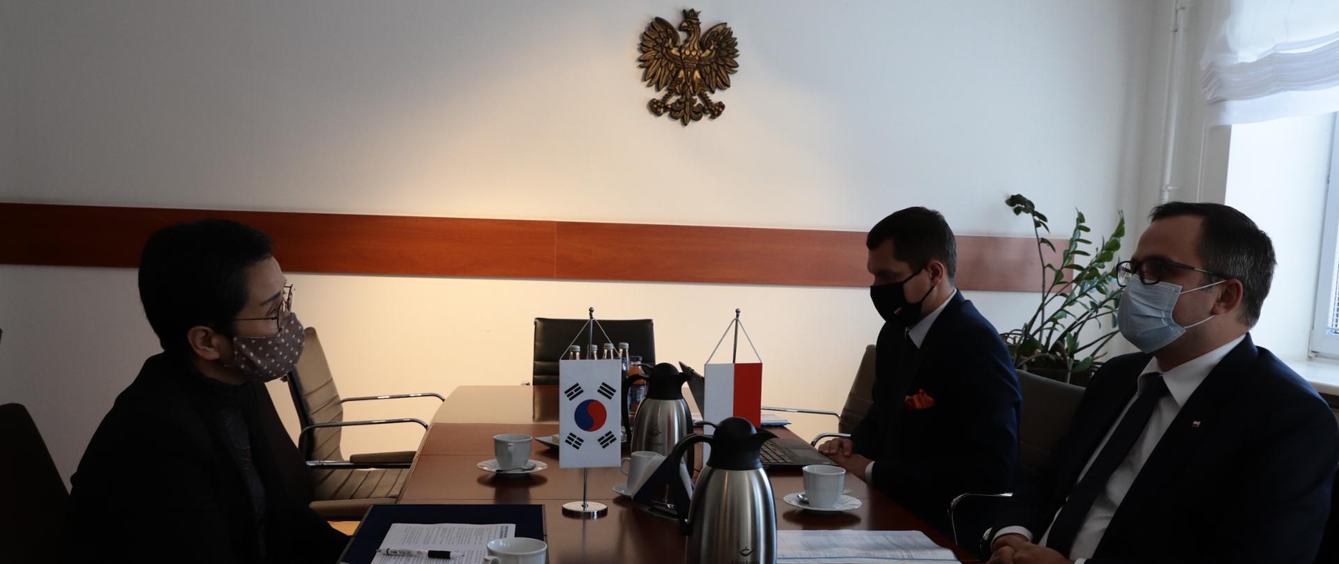 Wiceminister infrastruktury, pełnomocnik rządu ds. CPK Marcin Horała spotkał się z ambasador Republiki Korei w RP, Mirą Sun. 