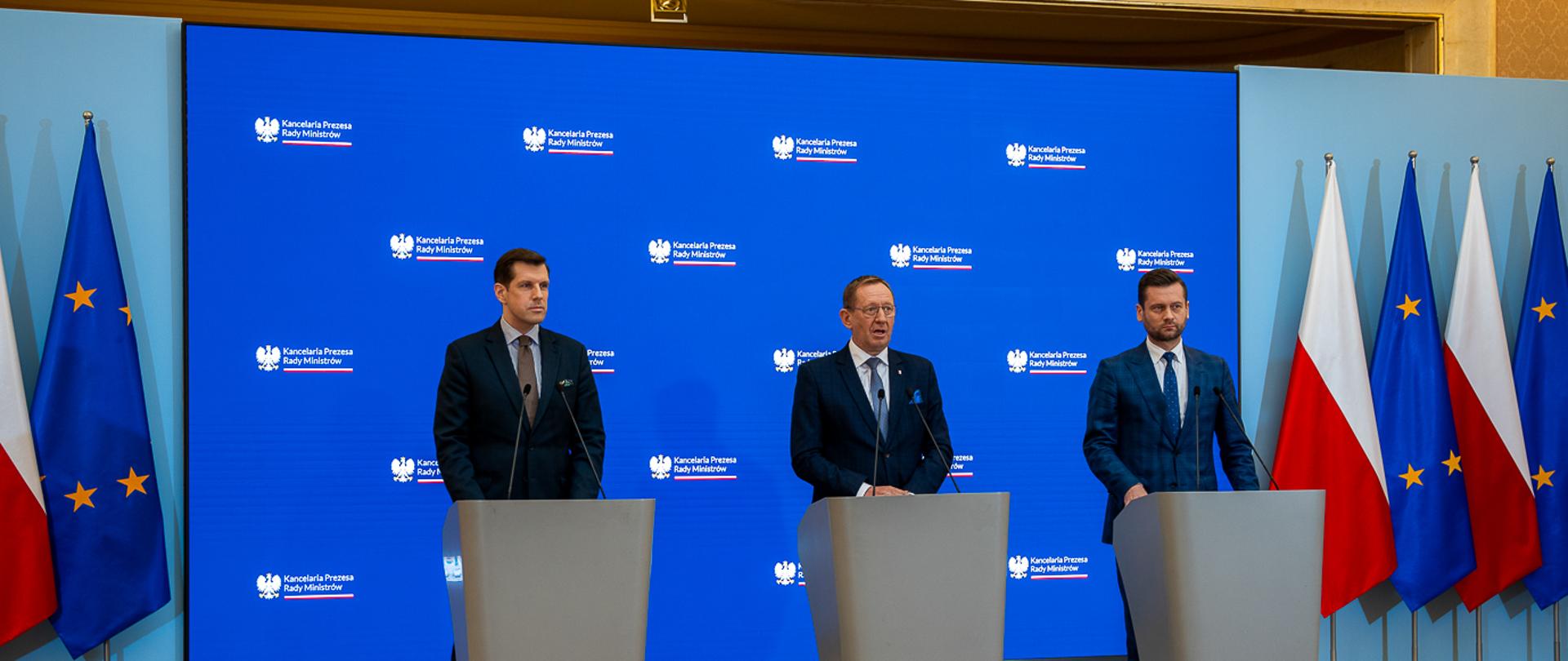 Minister Sportu i Turystyki Kamil Bortniczuk, Minister Rolnictwa i Rozwoju Wsi Robert Telus oraz Wojewoda Mazowiecki Tobiasz Bocheński podczas konferencji prasowej w KPRM. Fot. KPRM