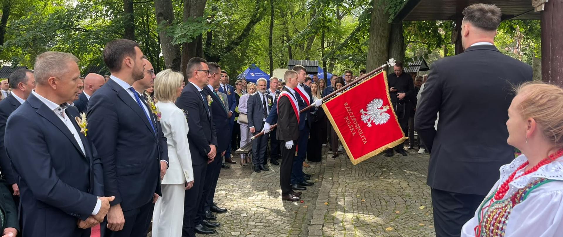 Poczet sztandarowy podczas salutowania