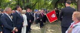 Poczet sztandarowy podczas salutowania