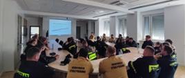 Na zdjęciu widoczni są uczestnicy szkolenia znajdujący się na sali konferencyjnej KP PSP w Oleśnie podczas wykładów części teoretycznej.