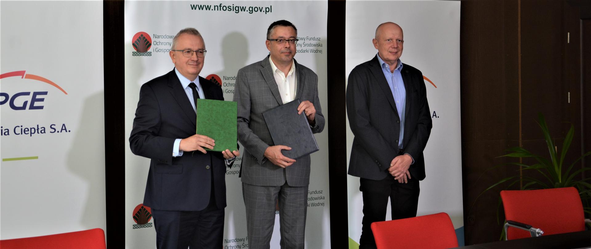 Wiceprezes NFOŚiGW Artur Michalski podczas podpisywania umowy z PGE EC