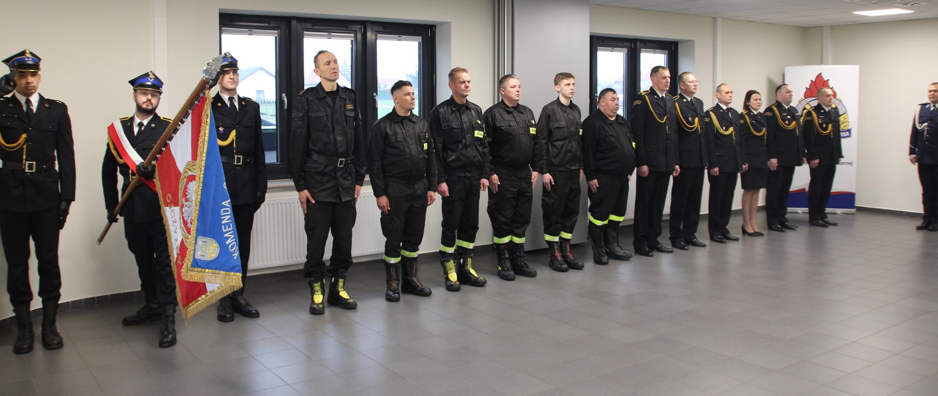 uczestnicy uroczystości stoją w szeregu podczas uroczystości 