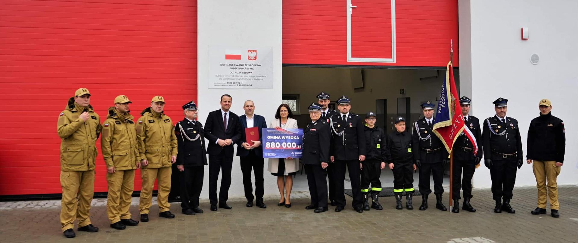 Jest to wspólne zdjęcie osób uczestniczących w wizycie.