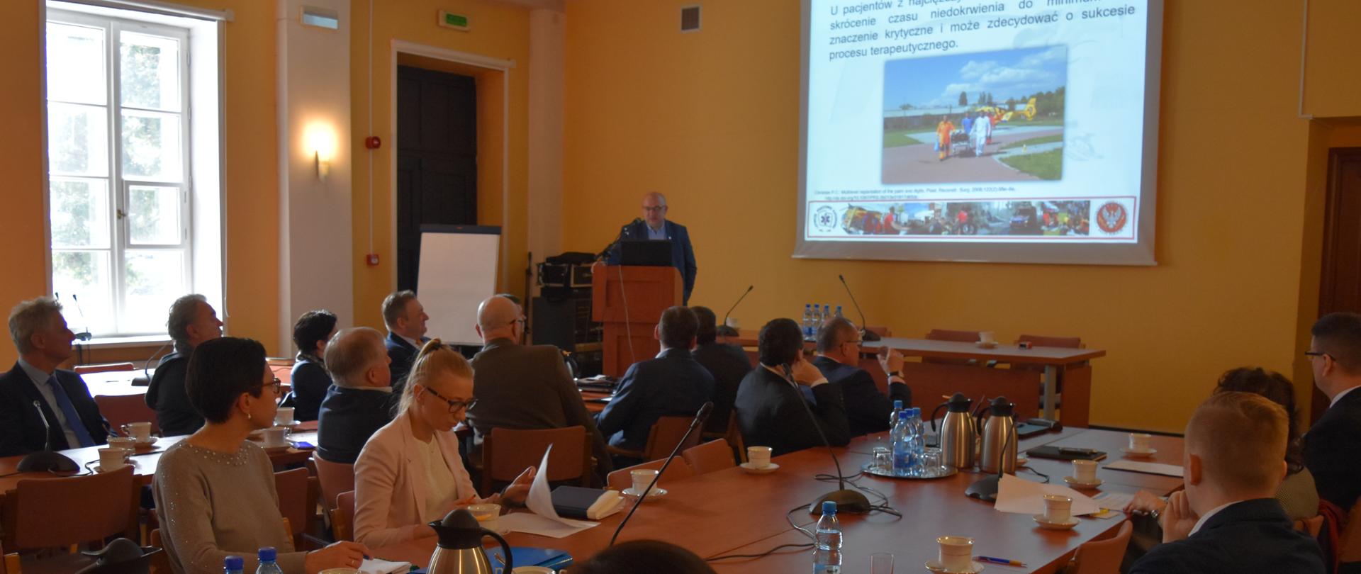 Uczestnicy konferencji zapoznają się z obowiązującym sposobem postępowania z pacjentem, który wymaga leczenia replantacyjnego.