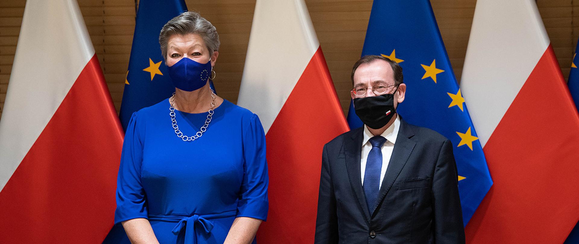 Minister Mariusz Kamiński and Ylva Johansson against the background of Polish and European Union flags.
