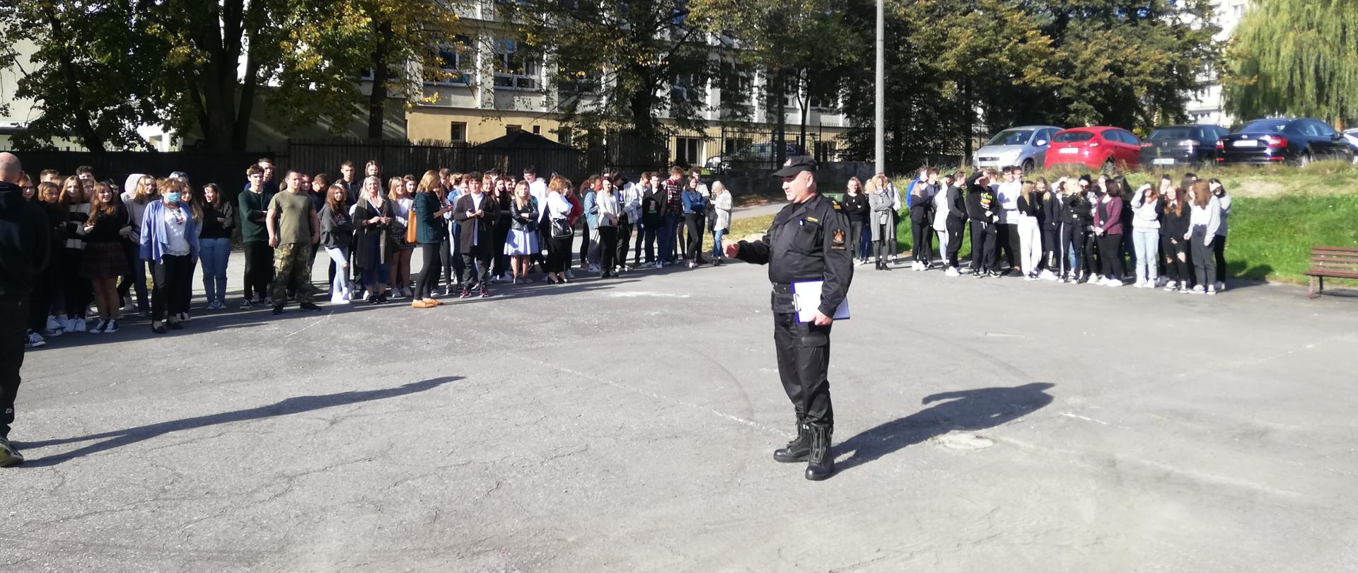 Zdjęcie obrazuje strażaków którzy pomagali w przeprowadzeniu ewakuacji II LO im.Adama Mickiewicza w Skarżysku Kamiennej.W ewakuacji uczestniczyło 520 uczniów, 21 nauczycieli i 5 osób obsługi. 